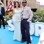 Rihanna alla primiere del film "I Puffi" con l'outfit Chanel