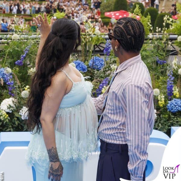 Riri e Asap guardano la folla 