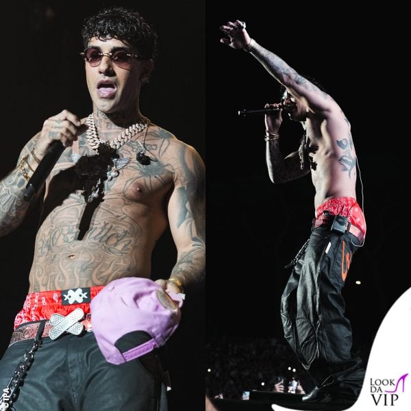 Il secondo outfit di Tony al Circo Massimo prevede slip rossi a stampa bandana 