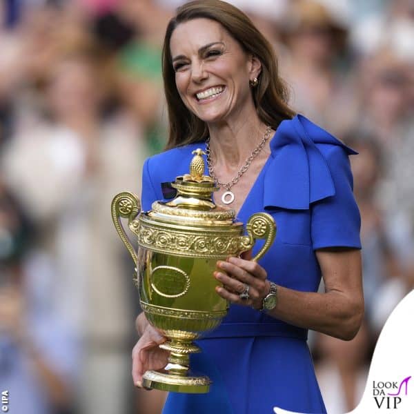 La Middleton stringe il prestigioso trofeo un attimo prima di consegnarlo al campione italiano