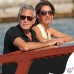 Amal Clooney arriva a Venezia in Balmain: il potere del giallo