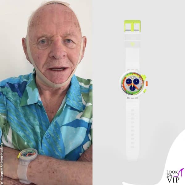 camicia colorata e orologio Swatch per Anthony Hopkins 