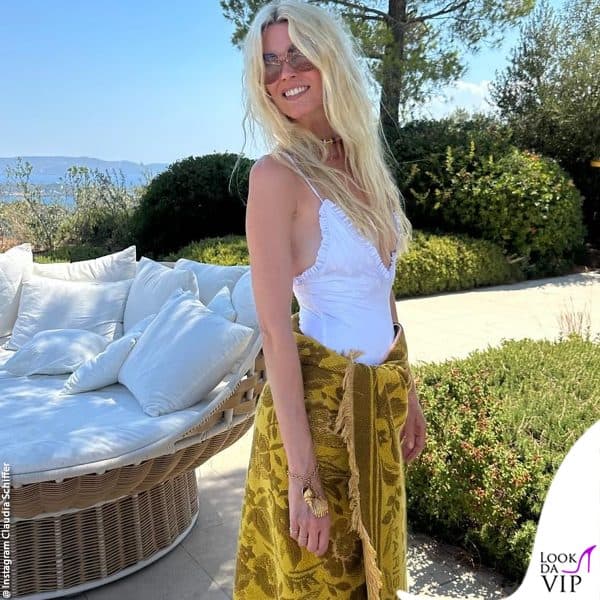 Claudia Schiffer festeggia il compleanno a bordo piscina 