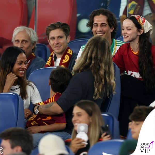 con loro in tribuna ci sono Zoe Saldana e il marito Marco Perego 