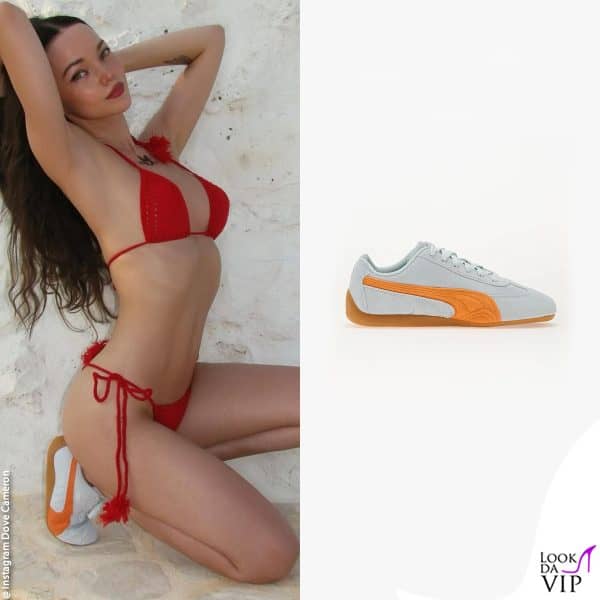 in bikini rosso con le sneakers Puma 