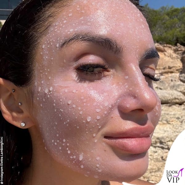 In spiaggia con la crema solare sul viso 