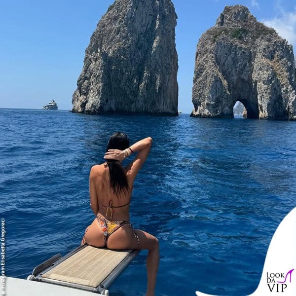 Elisabetta Gregoraci in barca ai Faraglioni di Capri 