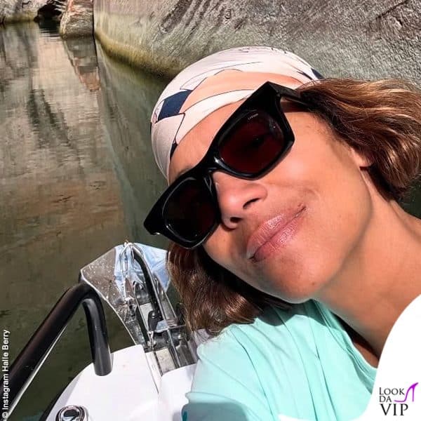 Halle Berry col foulard in testa