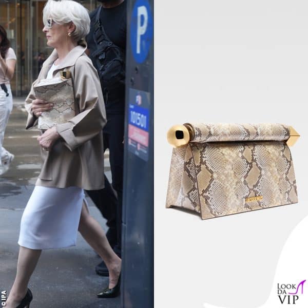 Sotto braccio non ha una borsa Prada ma la pochette animalier Rond Carre di Jacquemus 