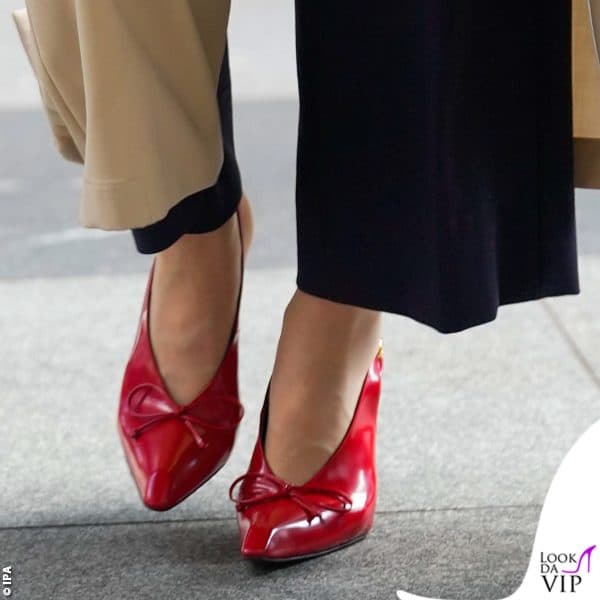Il dettaglio delle scarpe: sono le slingback Cubisto di Jacquemus