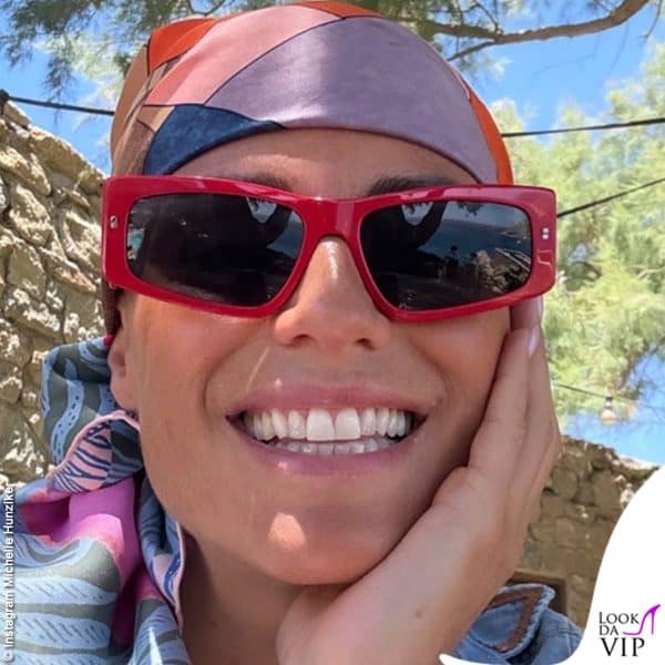 Occhiali Dsquared2 e foulard colorato per Michelle Hunziker 