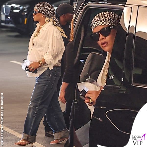 Rihanna col foulard Valentino