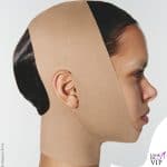 Kim Kardashian lancia la maschera modellante Skims, testata da... Hannibal Lecter