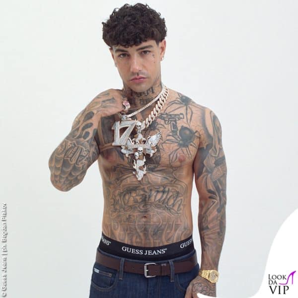 Tony Effe testimonial di Guess Jeans: mutande, tatuaggi e collier di lusso catturano lo sguardo
