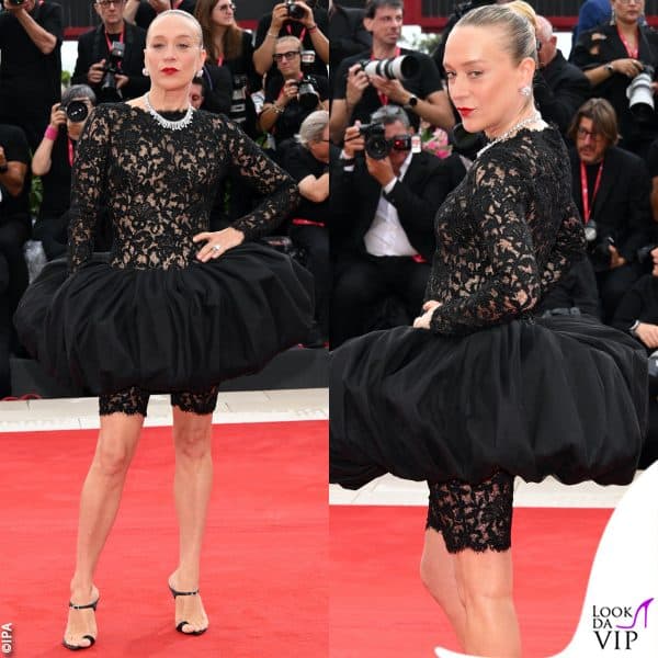 Chloe Sevigny con un outfit Saint Laurent e gioielli Tiffany & Co. 