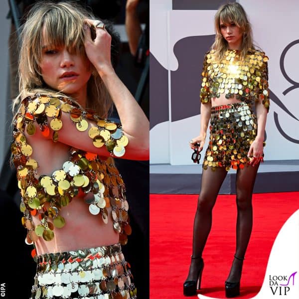 outfit Rabanne e platform Valentino per Suki Waterhouse 