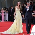 Amal Clooney arriva a Venezia in Balmain: il potere del gialli