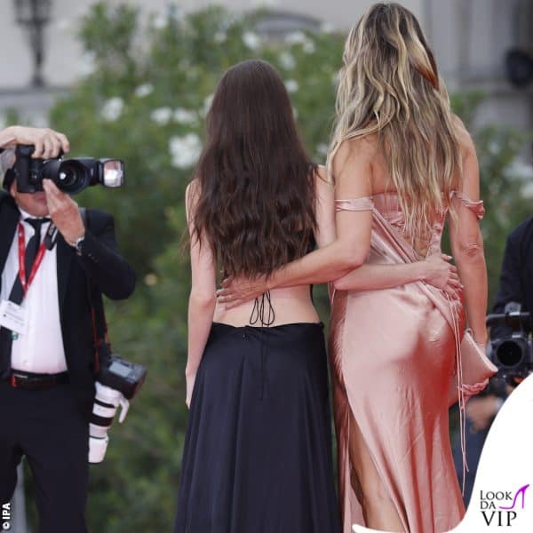 in posa per i fotografi 