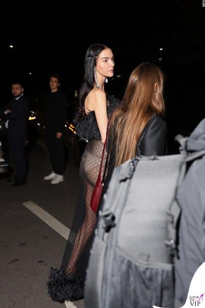 La top model Mariacarla Boscono arriva al Gucci after party durante la Milano Fashion Week 2025 con un look total black trasparente in tulle e piume.