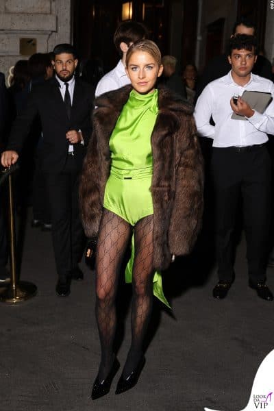L’influencer Caro Daur sfoggia un look Gucci in raso verde lime con culotte a vista, collant monogram e maxi pelliccia al Gucci after party durante la Milano Fashion Week 2025.