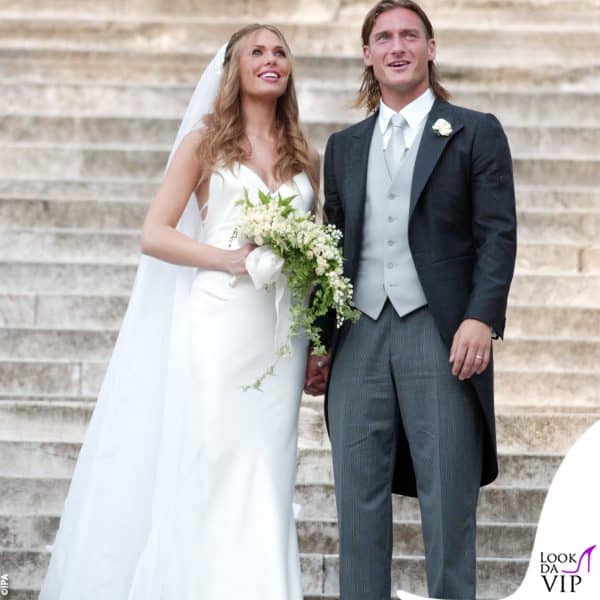 Ilary, incinta del primo figlio, indossava uno slip dress con spalline ricamate 