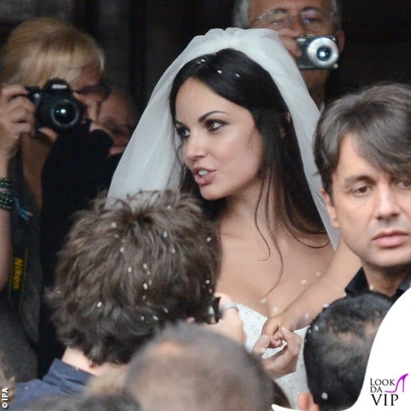 la sposa sul sagrato dopo la cerimonia 