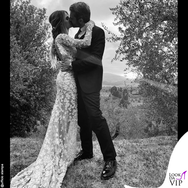 romantici pizzi e schiena nuda per la sposa