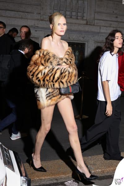Look audace e scenografico per Alex Consani: miniabito coperto da maxi pelliccia animalier, orecchini dorati oversize e tacchi a stiletto neri per il Gucci after party di settembre 2025.