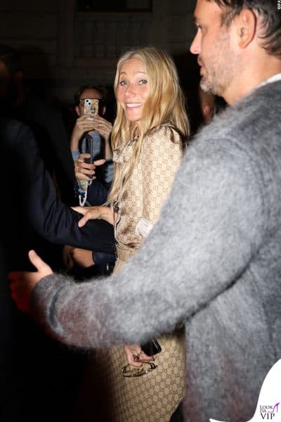 L’attrice Gwyneth Paltrow arriva al Gucci after party con un iconico abito beige logato Gucci, dallo stile bon ton e rétro, perfetto per l’occasione glamour della Milano Fashion Week 2025.