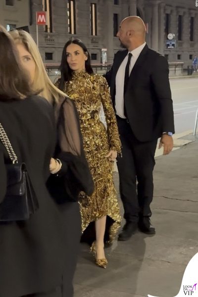 L’attrice Demi Moore entra al Gucci party 2025 con un abito dorato tempestato di paillettes e frange brillanti. Look sontuoso firmato Gucci per la serata esclusiva a Milano.