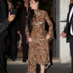 Demi Moore con abito Gucci oro e scarpe coordinate all’uscita dal party