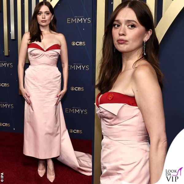 Aimee Lou Wood in Alexander McQueen con scarpe Stuart Weitzman 