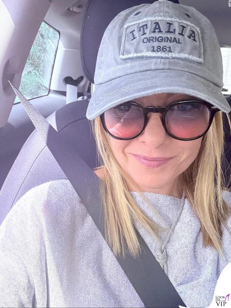 Giorgia Meloni si mostra in versione rilassata con cappellino Italia Original e occhiali da sole.