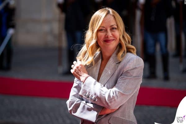 Giorgia Meloni sfoggia un tailleur grigio chiaro per un evento ufficiale, abbinando sobrietà e presenza.