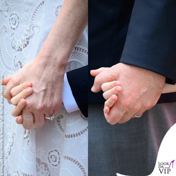 Jacques tiene per mano mamma Charlene, Gabriella tiene per mano papà Alberto 