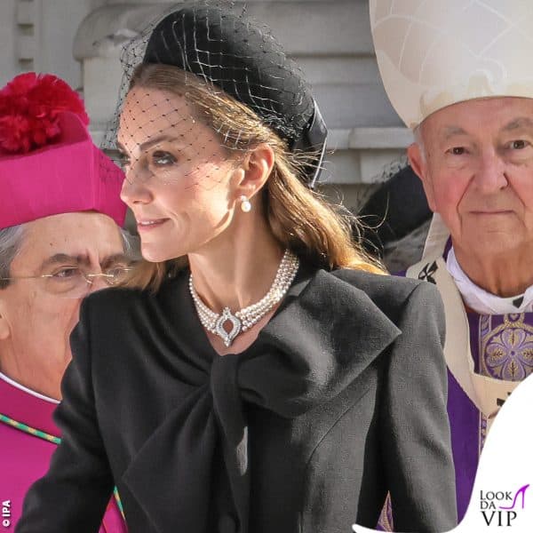 Completano il look della Middleton un cappellino con veletta di Jane Taylor e la collana di perle nota come "Four-Row Japanese Pearl Choker" 