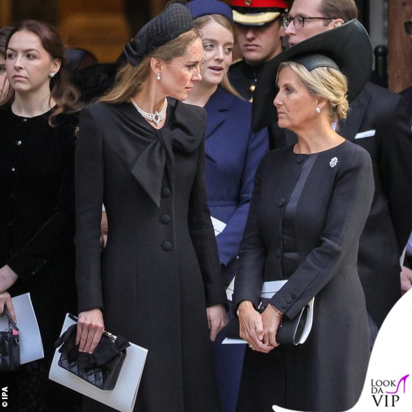 Una borsetta Chanel tra le mani della principessa del Galles