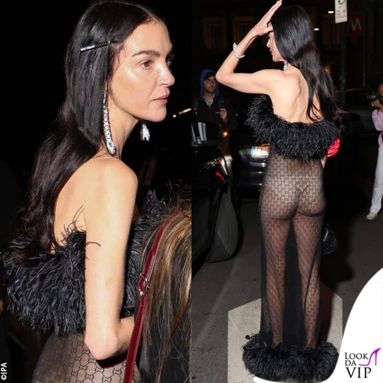 Mariacarla Boscono in abito trasparente Gucci con piume