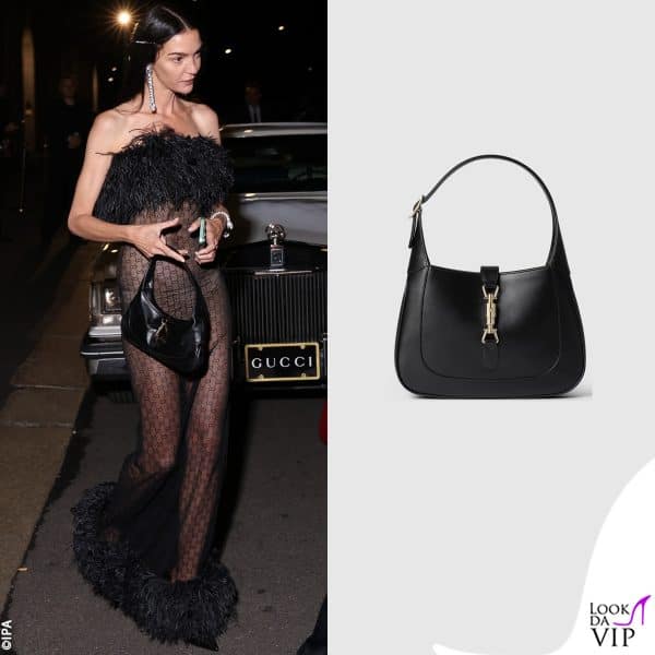 La borsa è l'iconica "Jackie" di Gucci.