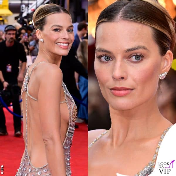 Il vestito rivelatore scopre il corpo dell'attrice