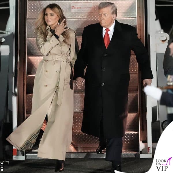 la first lady ha indossato un trench Burberry con stivali Dior 