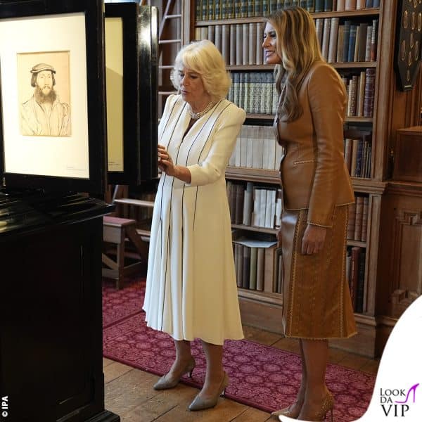 Camilla illustra a Melania le aree della biblioteca 