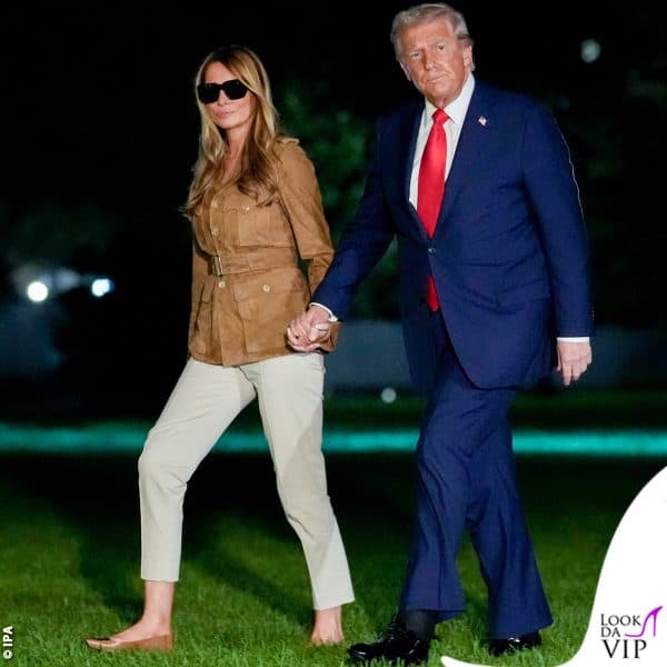 i Trump rientrano a Washington: in aereo, Melania ha tolto i tacchi, rimettendo le ballerine Roger Vivier 