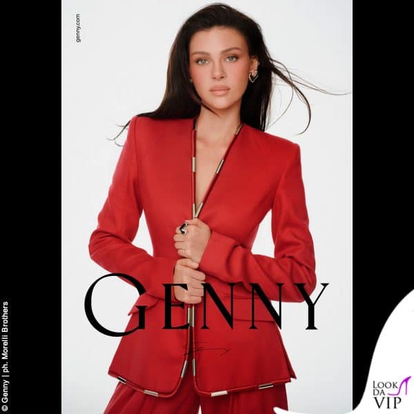 Grintosa col tailleur rosso
