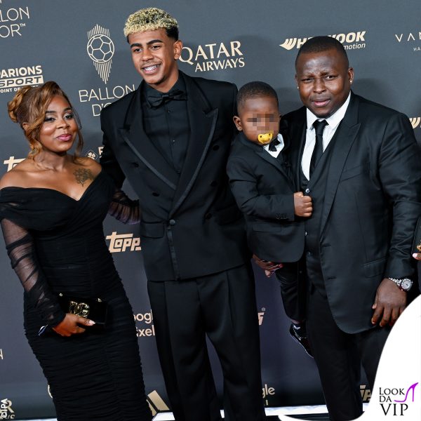 Lamine Yamal sul tappeto rosso con la famiglia 