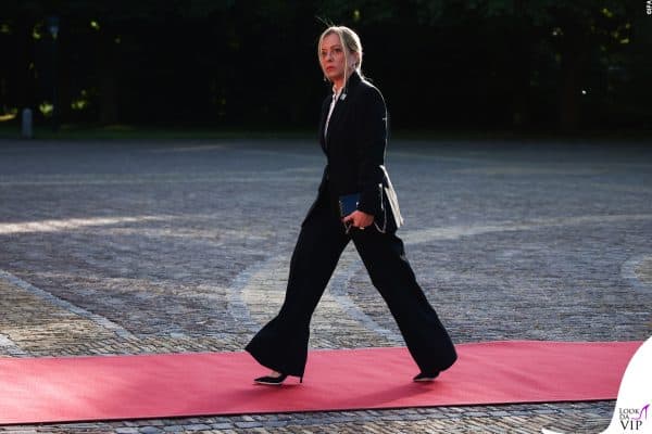 Per l’arrivo al G7, Giorgia Meloni sceglie un completo total black con décolleté, in perfetto stile istituzionale.