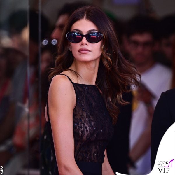 il look è chic ma malizioso 