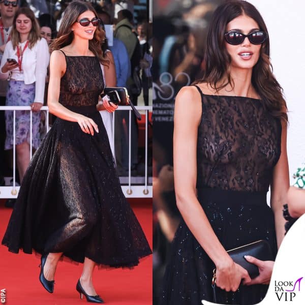 Kaia Gerber con abito e borsa Givenchy, pump Repetto e occhiali Khaite x Oliver Peoples 
