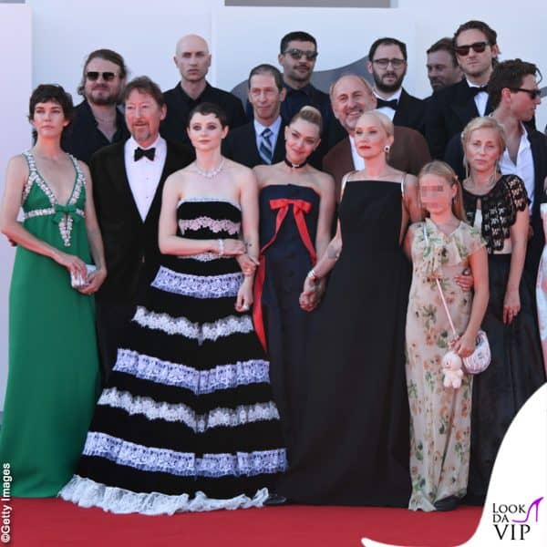 Lewis con il cast del film "The Testament of Ann Lee"
