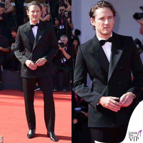 l'attore, in Saint Laurent, ha posato da solo sul red carpet 